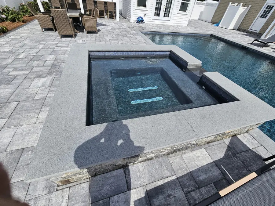 Corner spa with stone coping